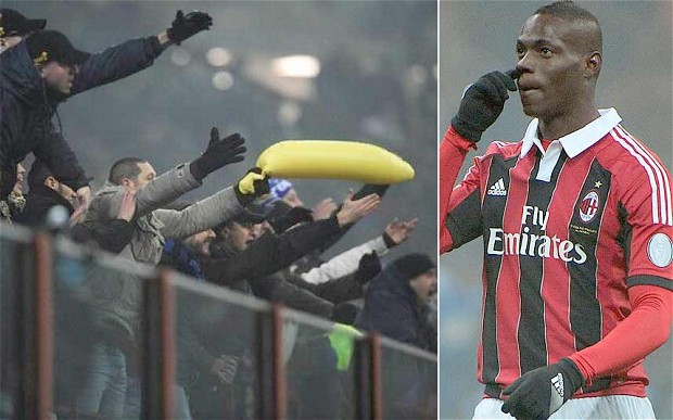 Balotelli este insusltat de fanii lui Inter Milano in timpul meciului cu AC Milan din sezonul trecut